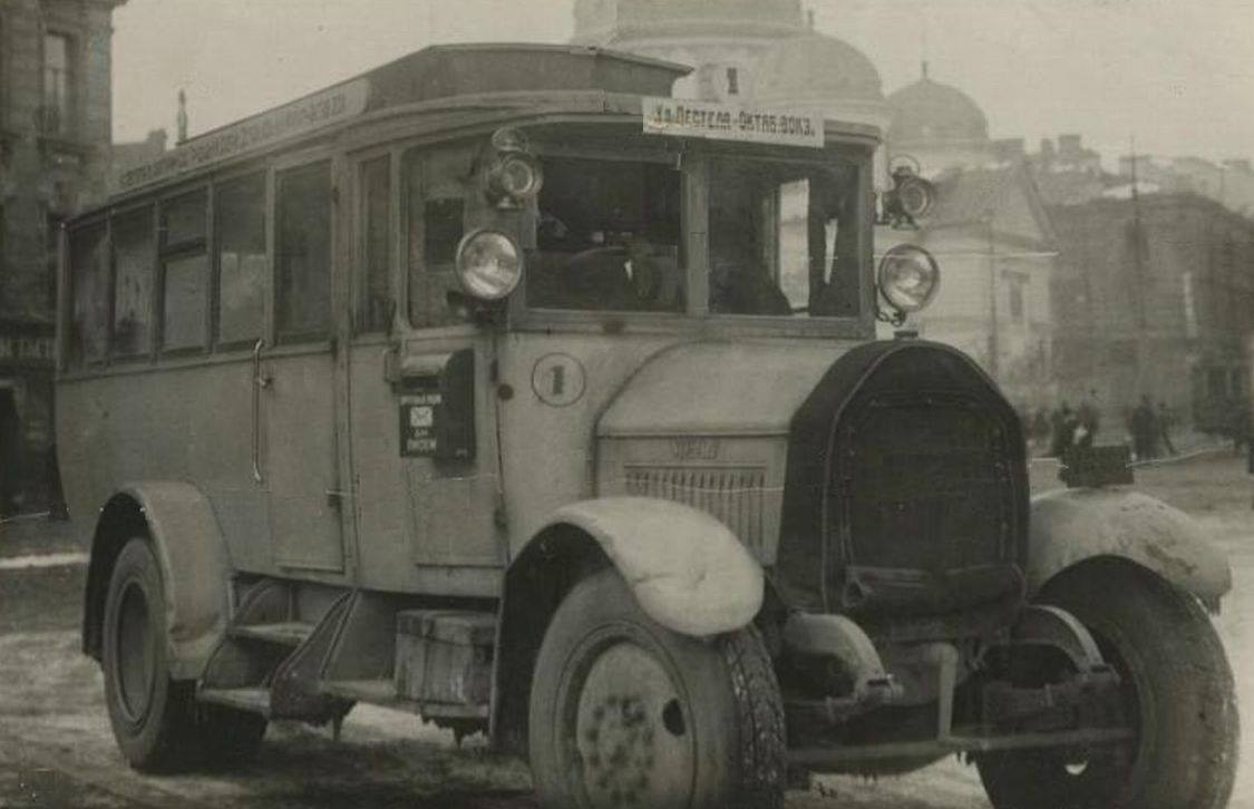 Самый первый автобус на регулярном маршруте Ленинграда 1926 год Автобус немецкой марки Vomag. Фото сделано на нынешней пл.Восстания около Московского вокзала. На заднем плане собор, где сейчас находится наземный вестибюль метро.